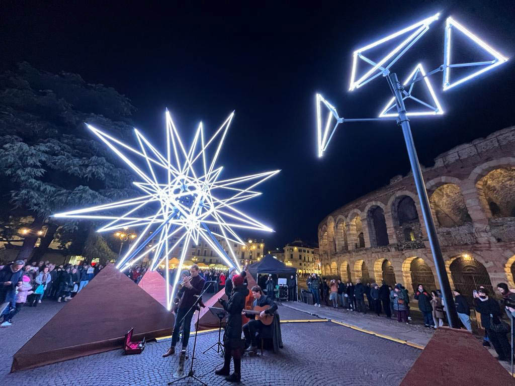 accensione nuova stella cometa natale piazza bra