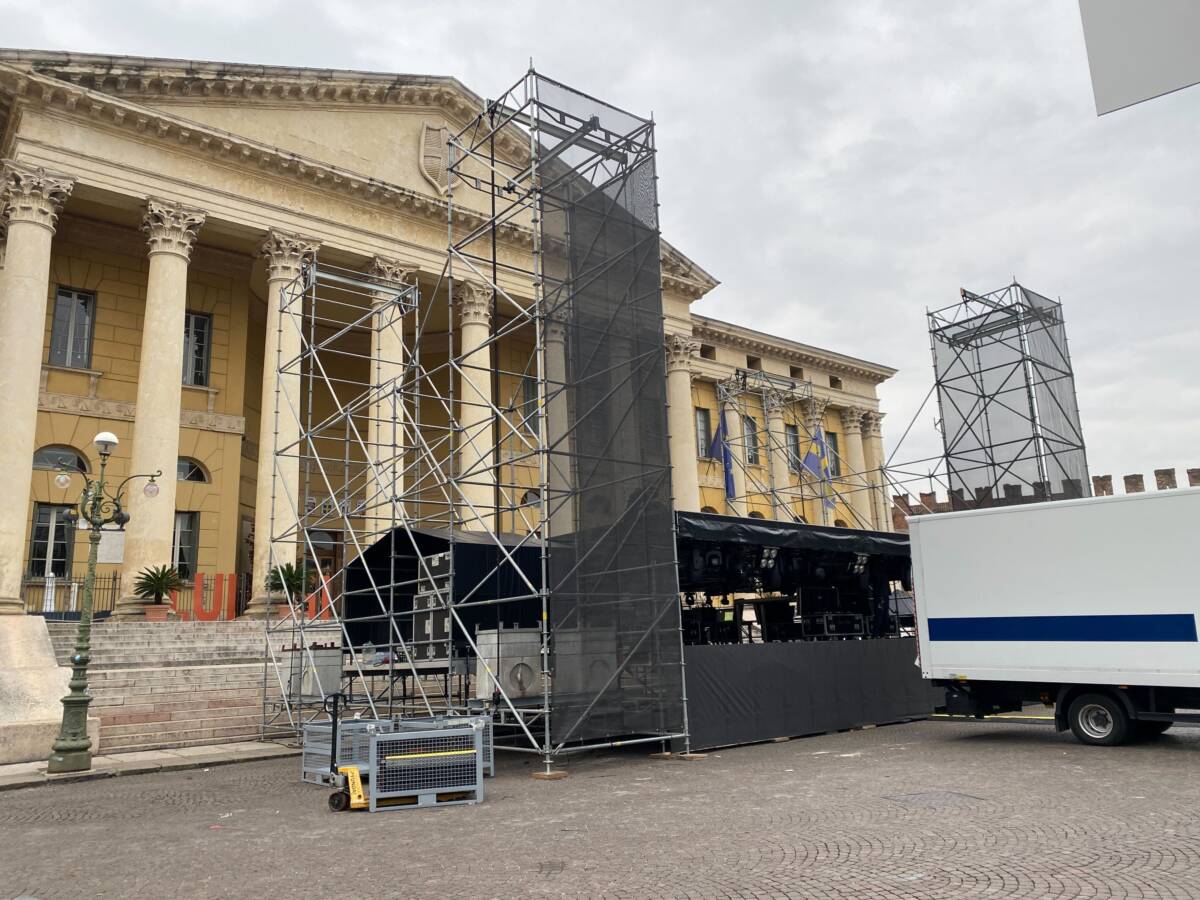 preparativi capodanno piazza bra verona (2)