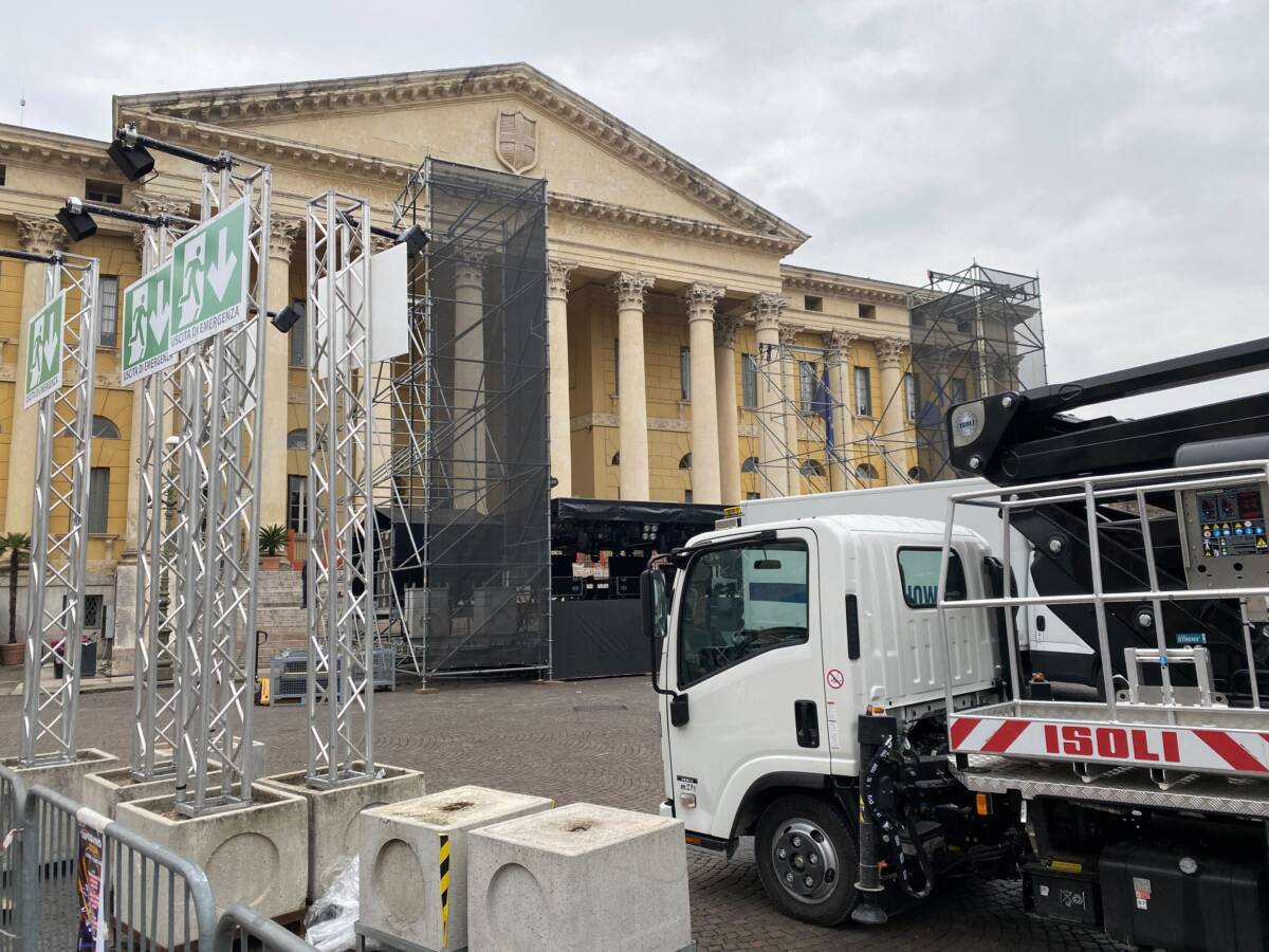 preparativi capodanno piazza bra verona (2)