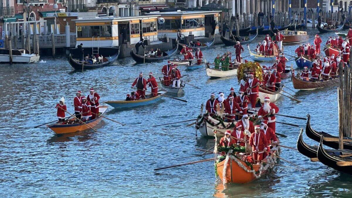 venezia regata babbi natale