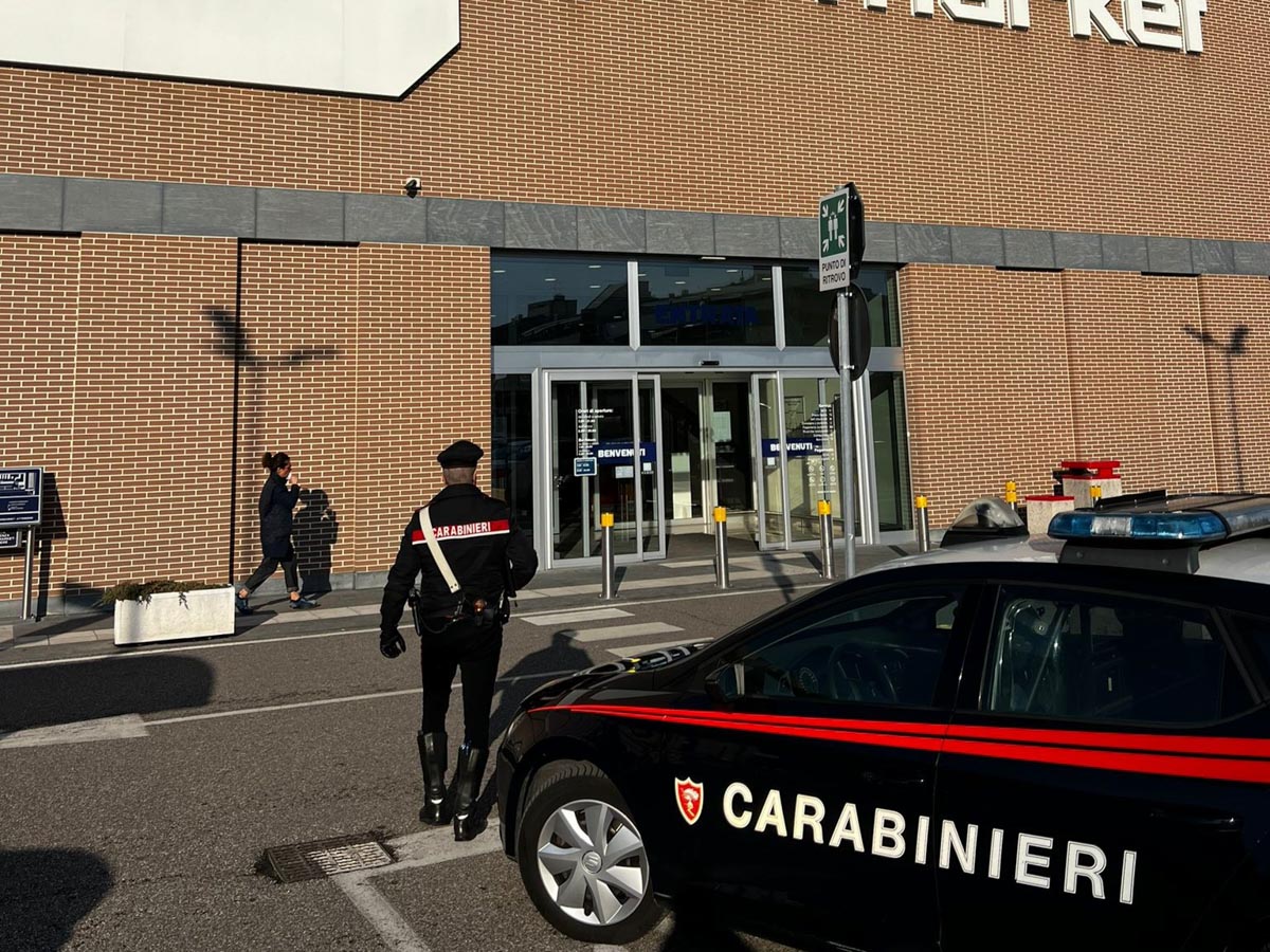 Carabinieri - rapina Esselunga corso Milano