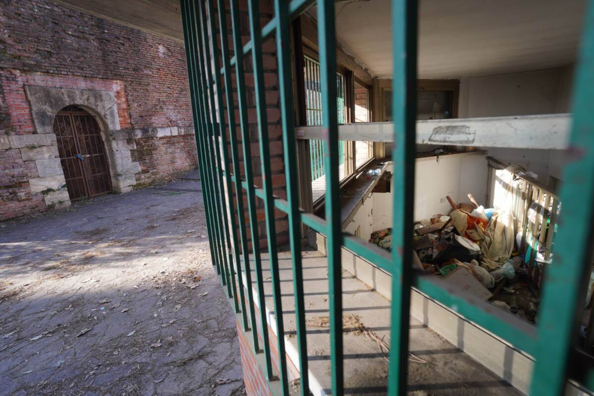 Sgombero ex zoo bastioni Donna segregata circonvallazione Oriani