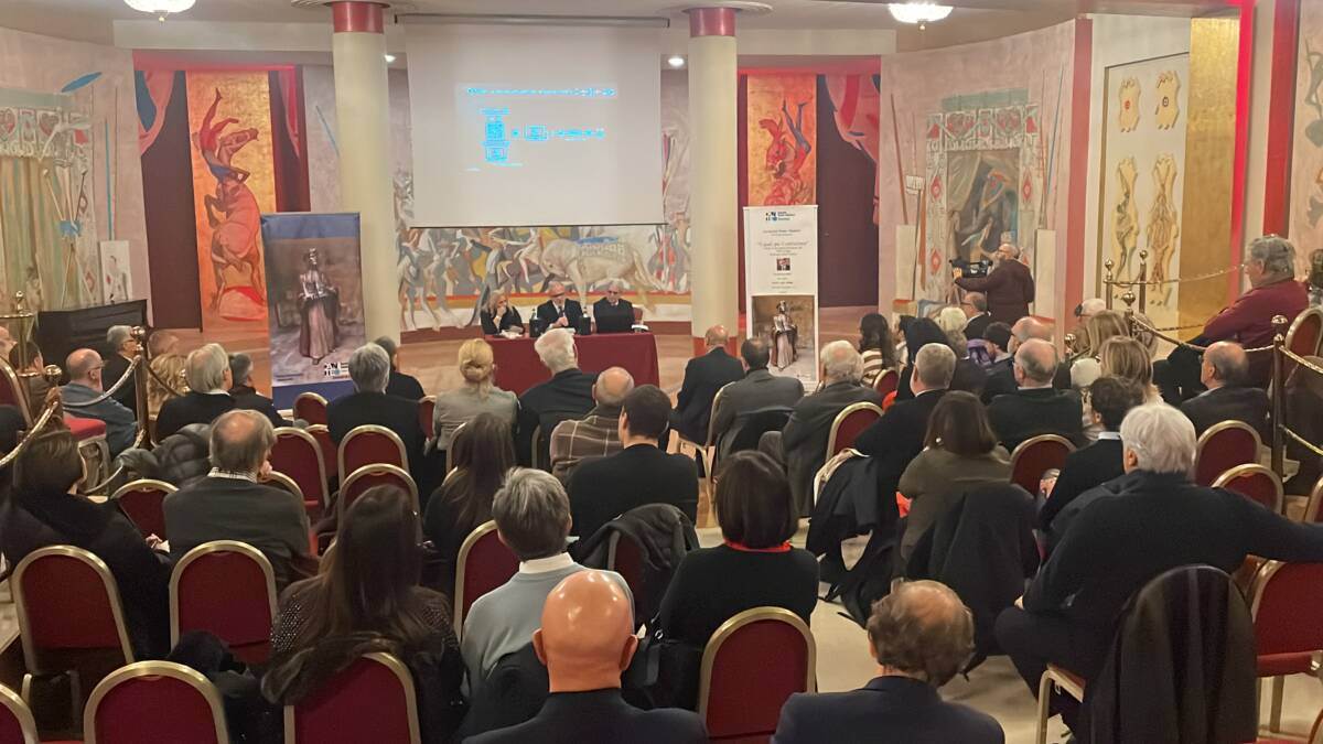 la sala dell'Hotel Due Torri alla presentazione insieme a Gianni Dal Moro