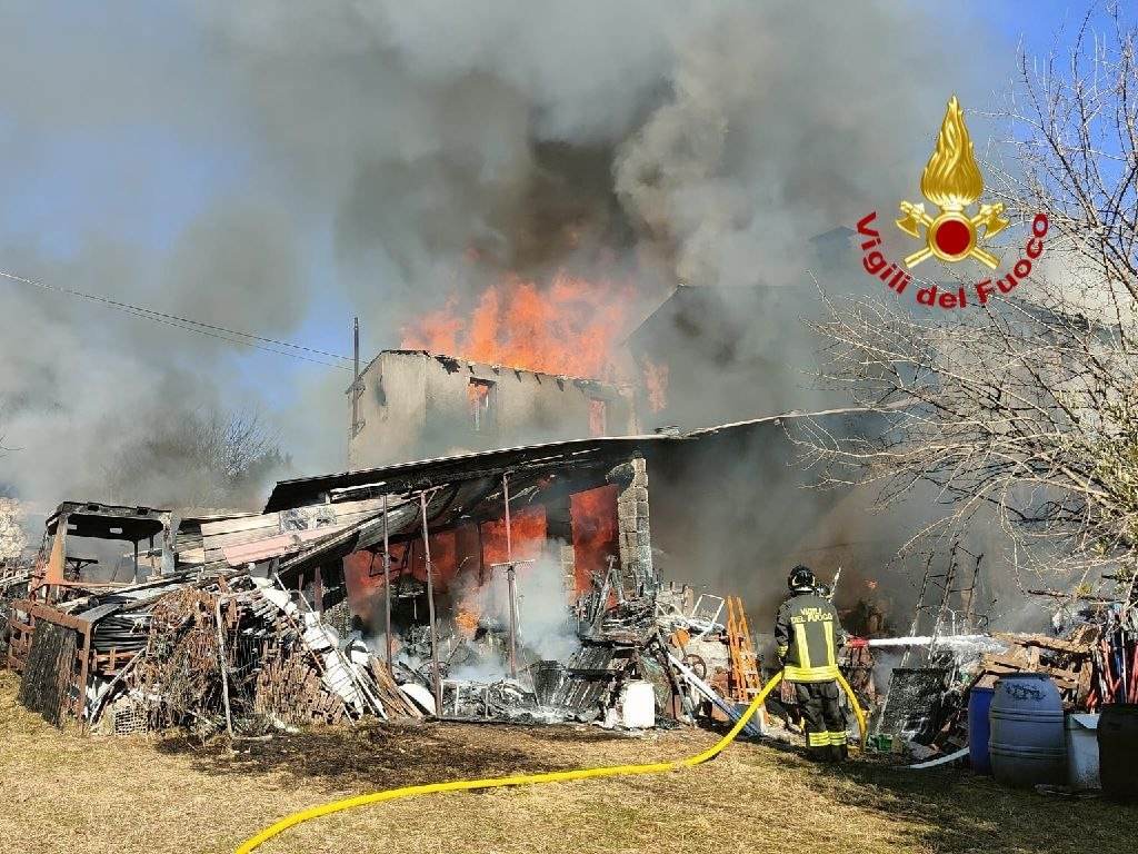 Incendio Marzana - Vigili del fuoco