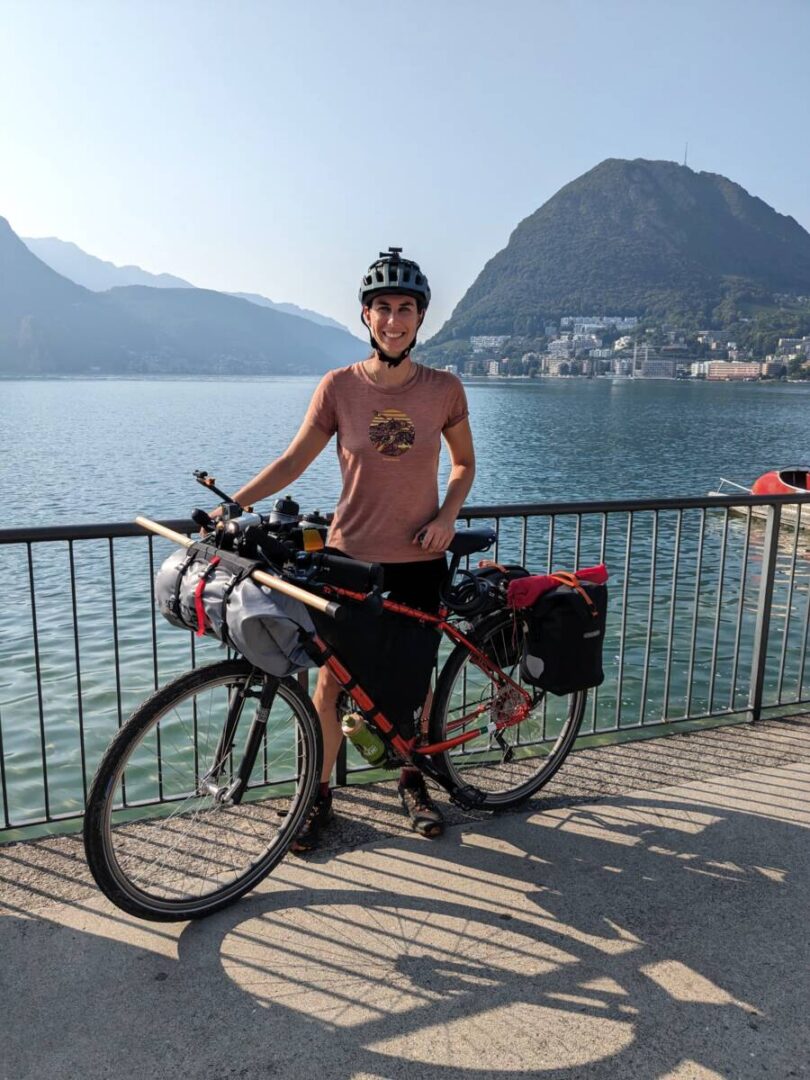 parte da Lazisea e pedala in 25 Paesi nel mondo per portare solidarietà