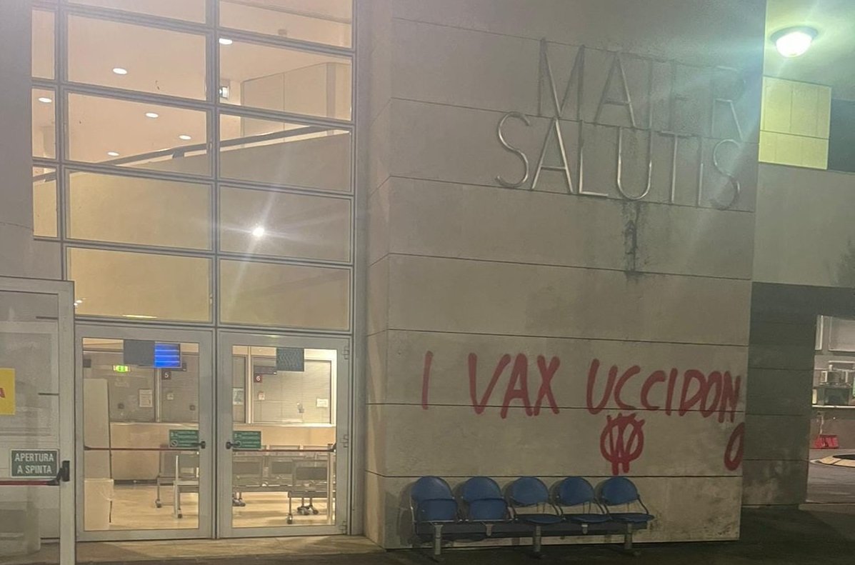 Scritte no vax sulla facciata del Mater Salutis a Legnago.