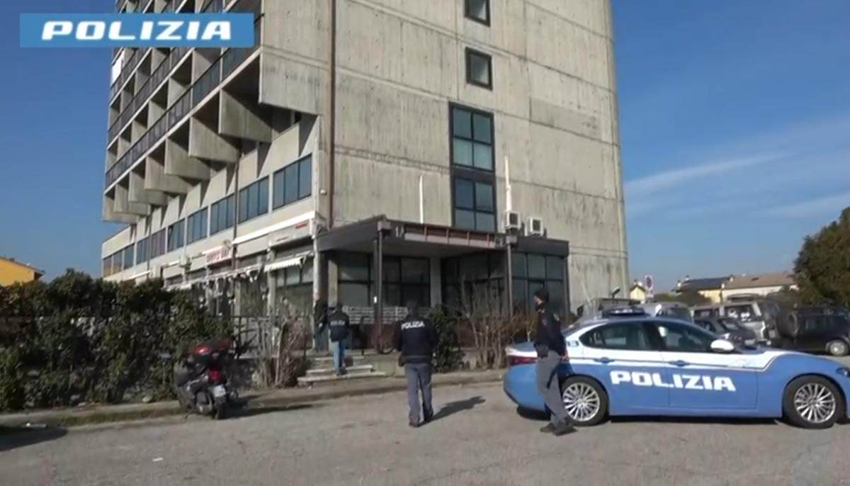 Polizia - centrale di spaccio sacra famiglia