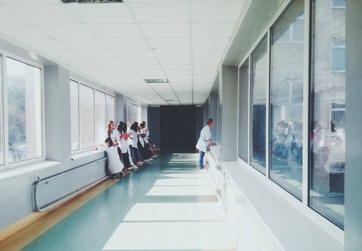 medici ospedale corridoio dottori sanità