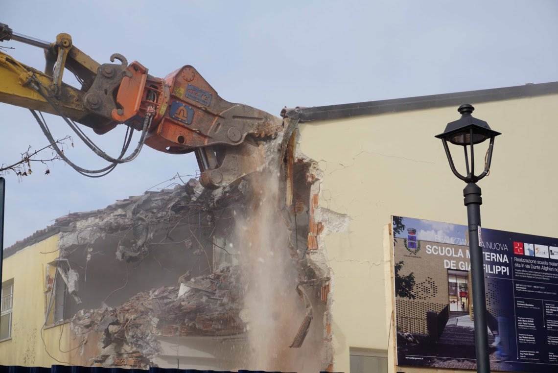 Abbattimento scuola bardolino (2)