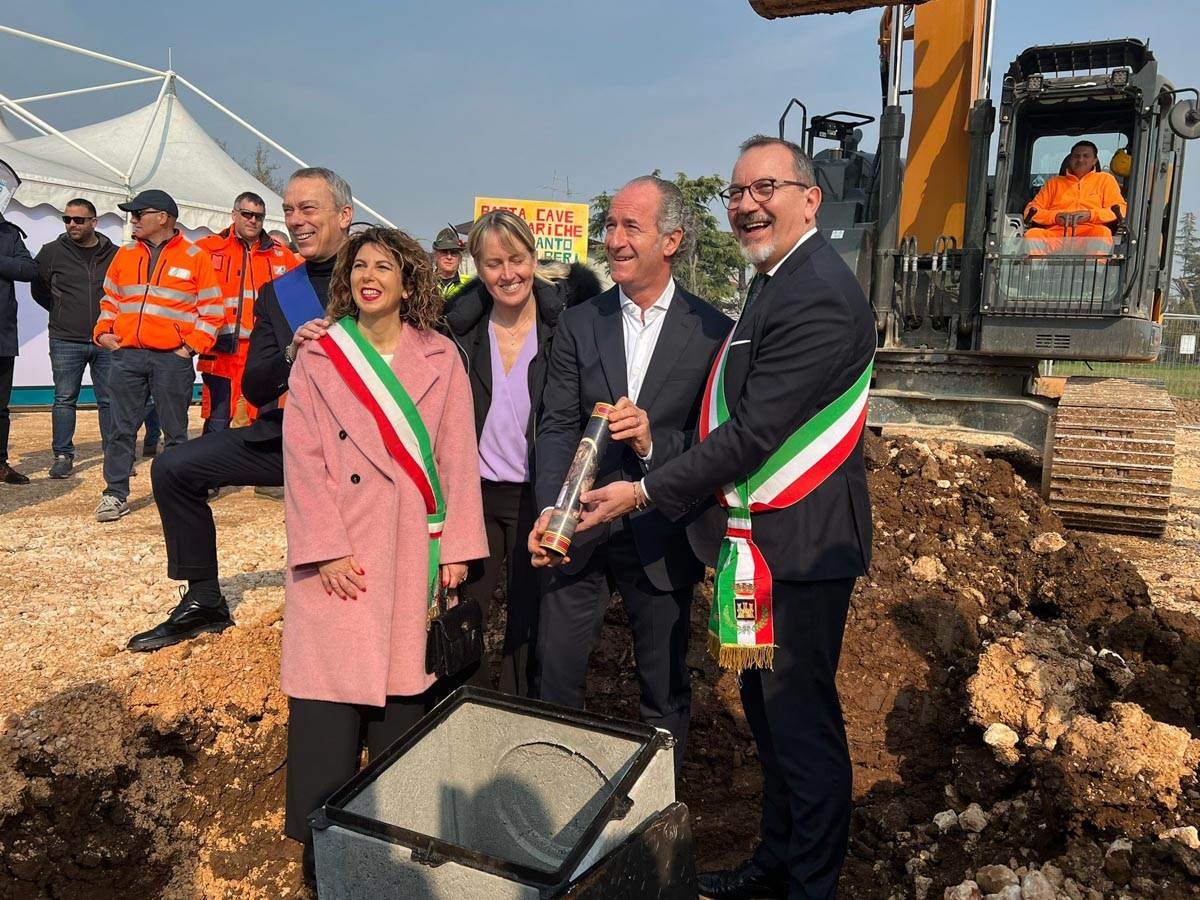 La sindaca di Povegliano Tedeschi, la vicepresidente del Veneto De Berti, il presidente Zaia, il sindaco di Villafranca Dall'Oca