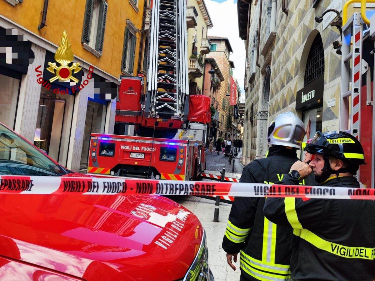 Vigili del fuoco in azione in via Mazzini a Verona per l'incendio di un tetto