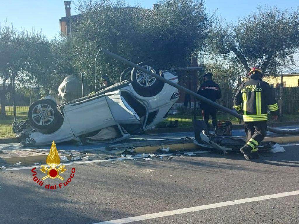 Incidente Lazise - abbatte palo - Vigili del fuoco