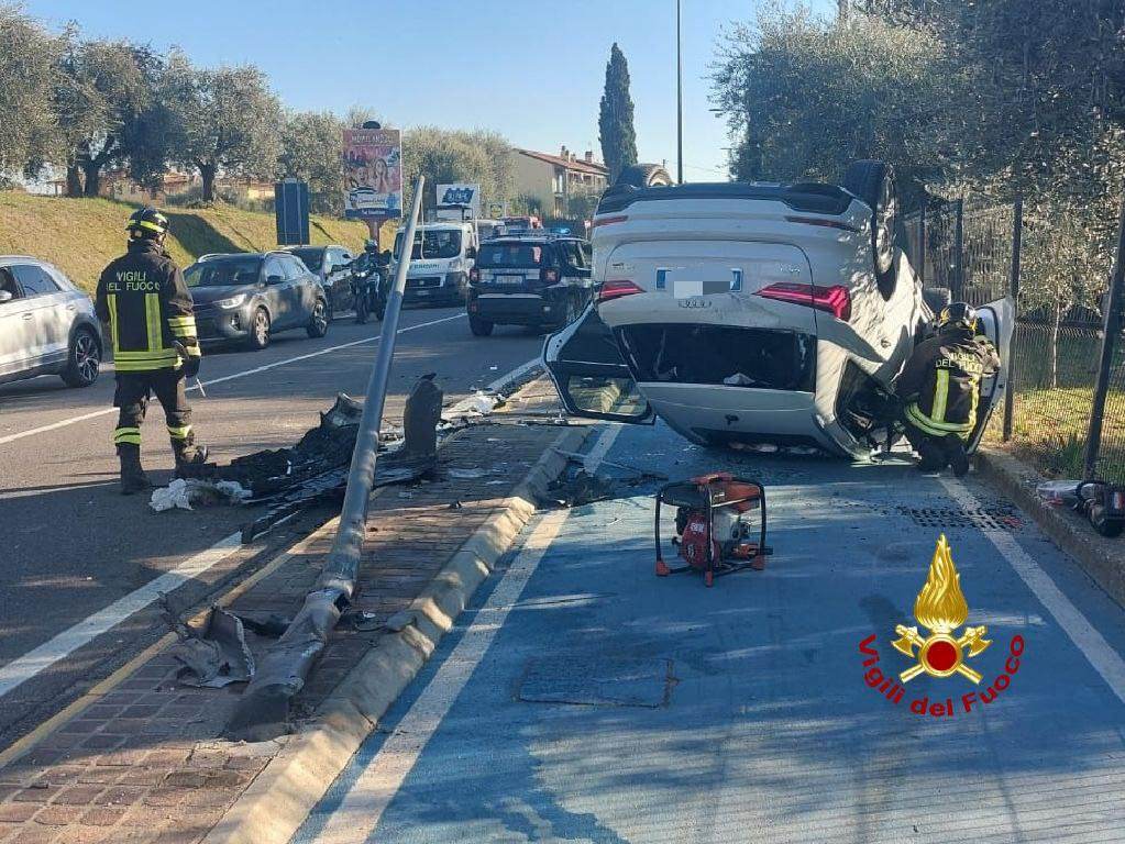 Incidente Lazise - abbatte palo - Vigili del fuoco