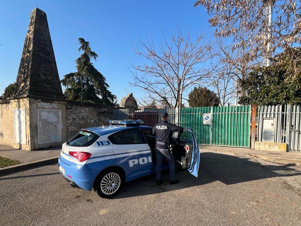 Polizia - Verona - danneggiamento furto Atlas via Badile