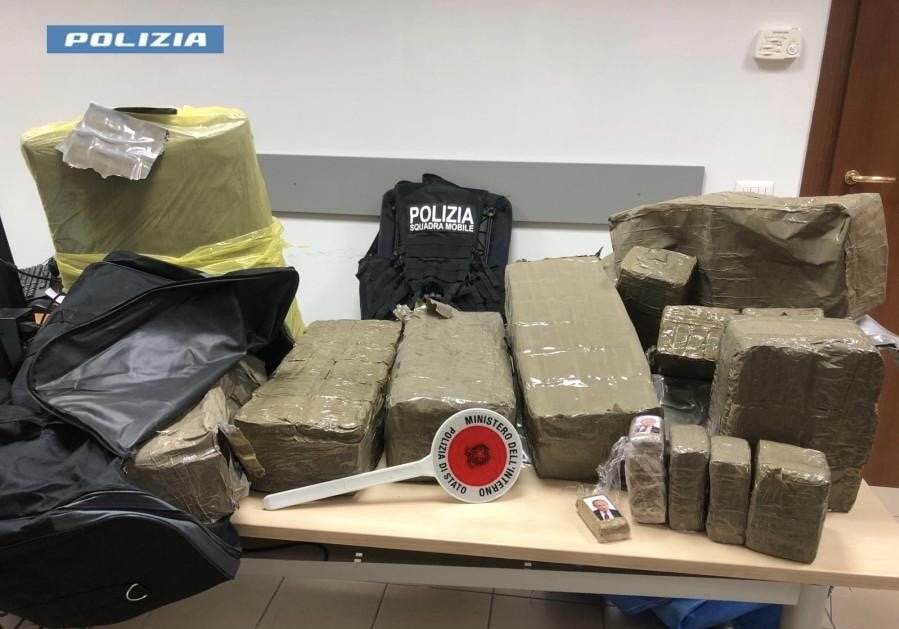 Polizia di Stato - Squadra Mobile - Arresto coppia di trafficanti hashish putin