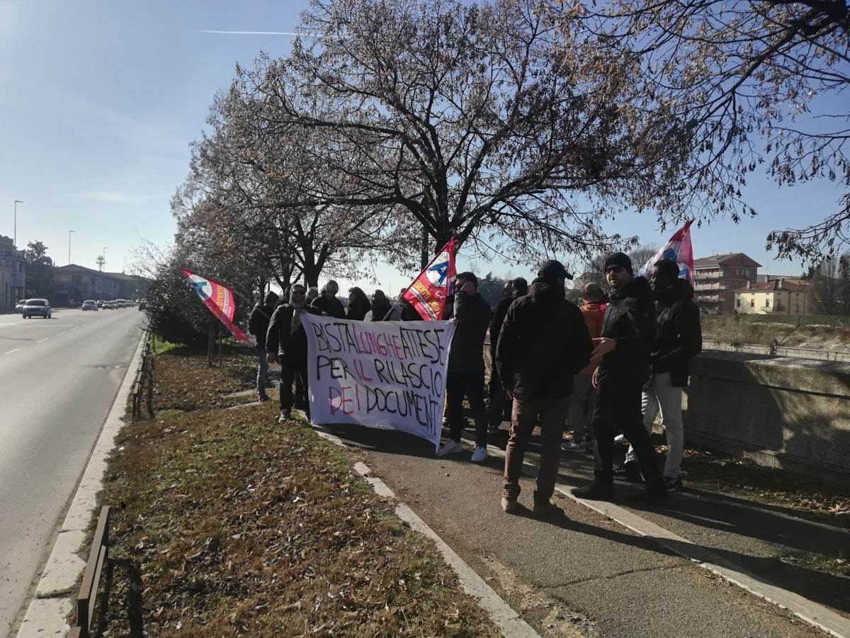 Protesta Questura - permessi di soggiorno