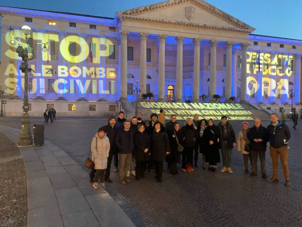Palazzo Barbieri illuminato di blu per la Giornata nazionale delle vittime civili delle guerre e dei conflitti del mondo