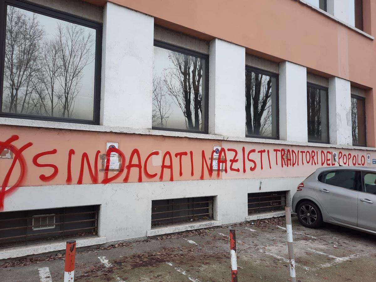 Sede Cisl Verona imbrattata no vax