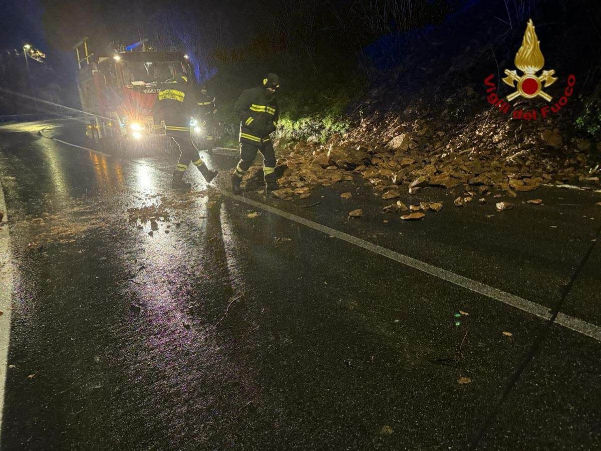 Vigili del fuoco al lavoro per lo smottamento in località Torbe a Prun