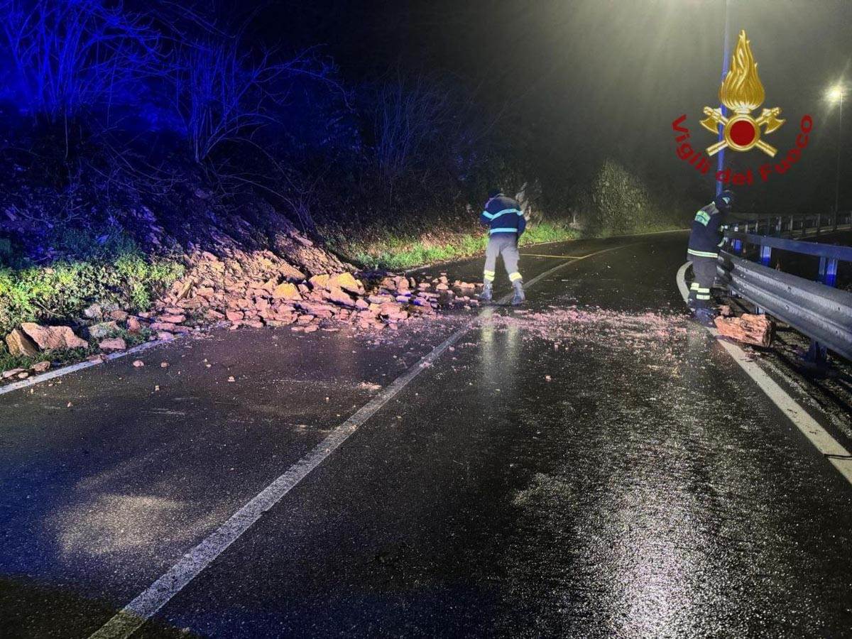 Vigili del fuoco al lavoro per lo smottamento in località Torbe a Prun