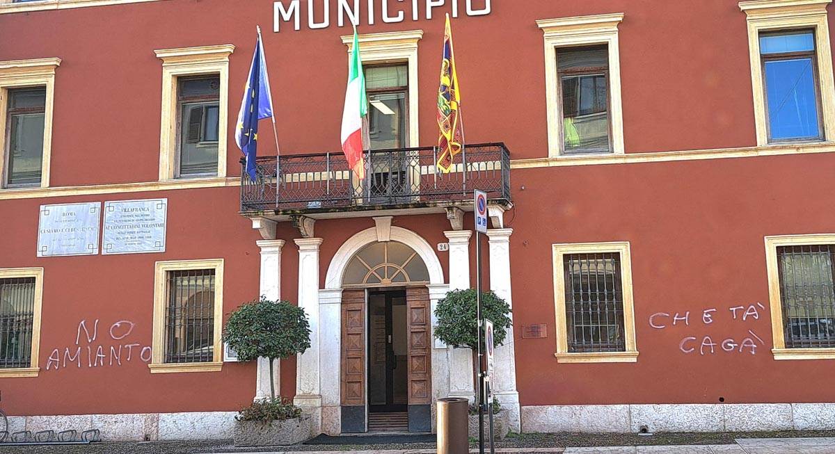Villafranca - scritte insulti municipio