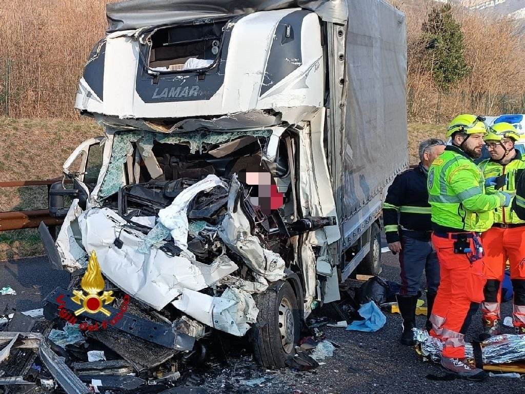 incidente a22 furgone camion