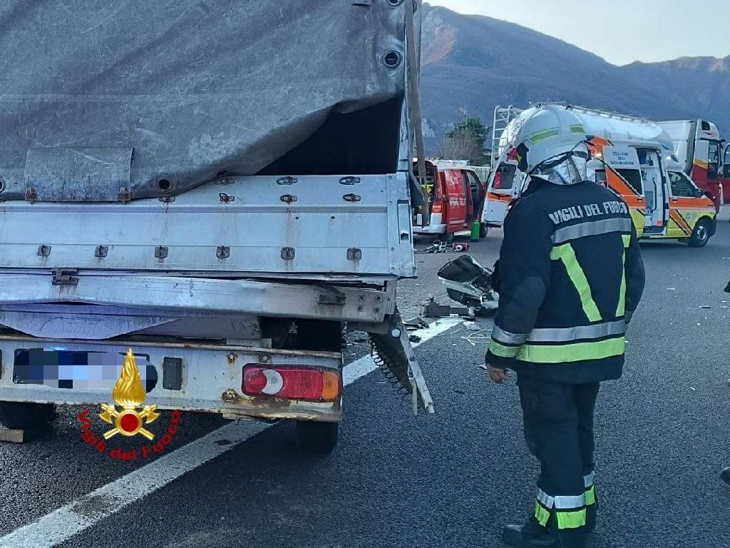 incidente a22 furgone camion