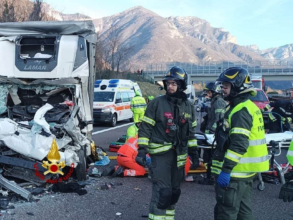 incidente a22 furgone camion