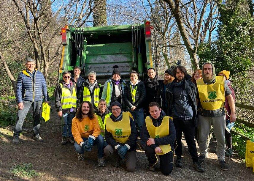 i volontari di Legambiente, Cittadinanzattiva e Comitato per il Verde, in collaborazione con Amia per la pulizia di aree verdi