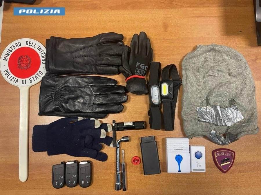 05.03.2024 - Volanti - Denuncia porto armi ed oggetti atti ad offendere.fotodocx