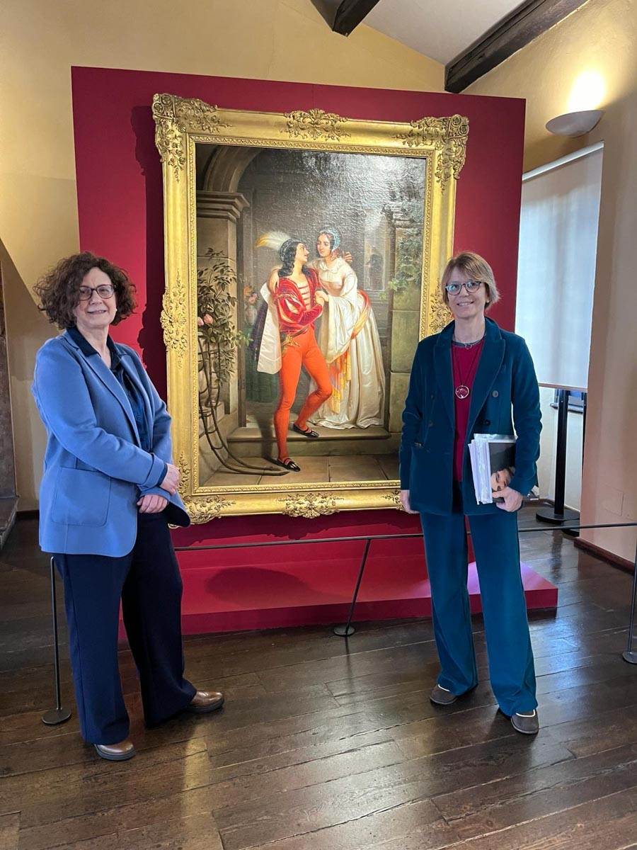 Il quadro "Giulietta e Romeo" di Cosroe Dusi nella Casa di Giulietta con l'assessora Marta Ugolini e la direttrice Francesca Rossi