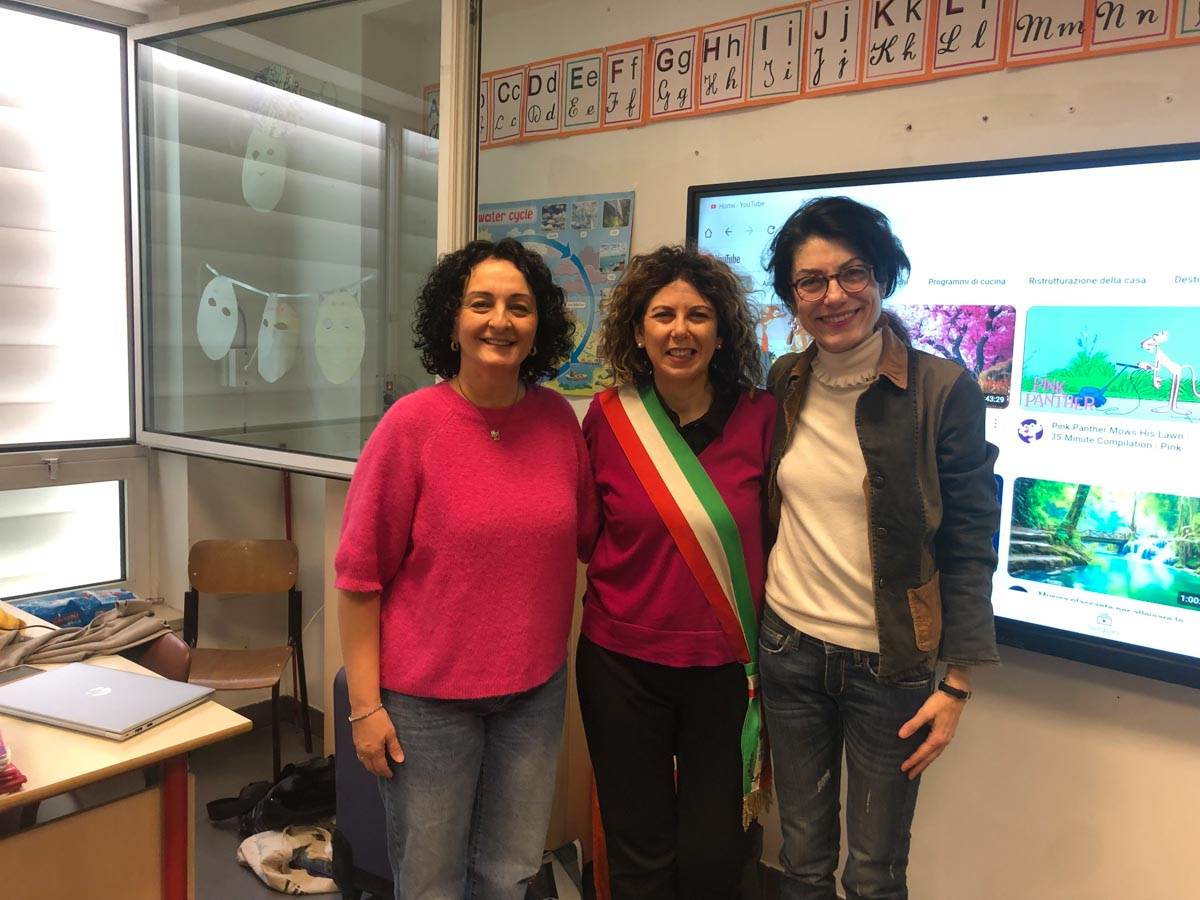 Povegliano Humana - da sx assessora all'ambiente Silvia Poletti, dr.ssa Simona Radaelli di Humana, sindaca Roberta Tedeschi