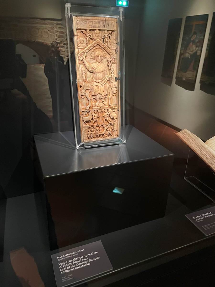 Biblioteca Capitolare - Tavoletta in avorio con rappresentazione del console Anastasio