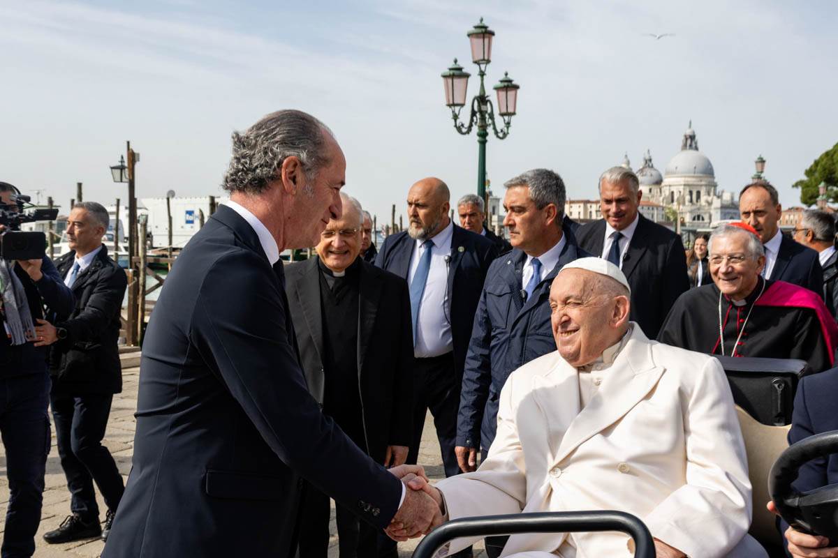 Papa Francesco a Venezia con il presidente del Veneto Luca Zaia