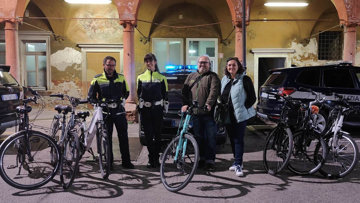 Polizia locale Verona - restituzione bici elettrica rubata in via Roma