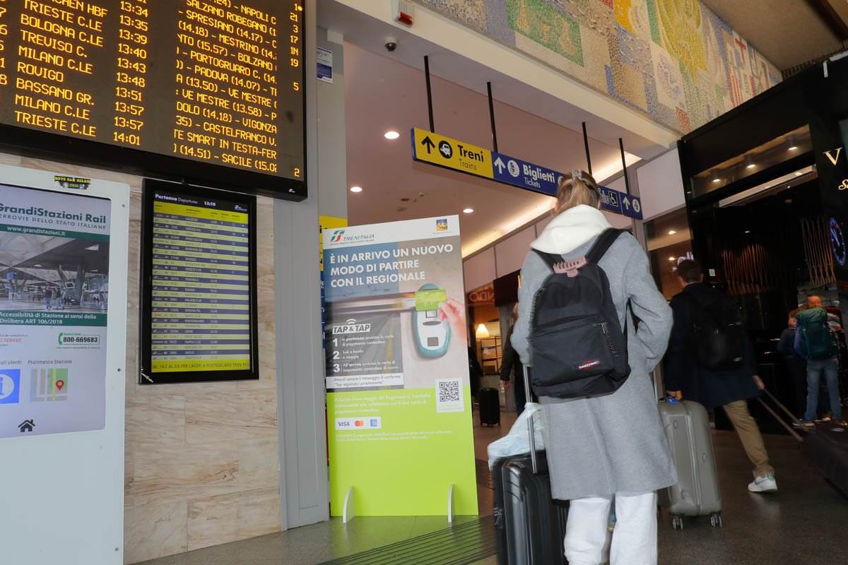 Presentazione del nuovo sistema di pagamento biglietti Tap&Tap sui treni regionali di Trenitalia della tratta Venezia-Verona