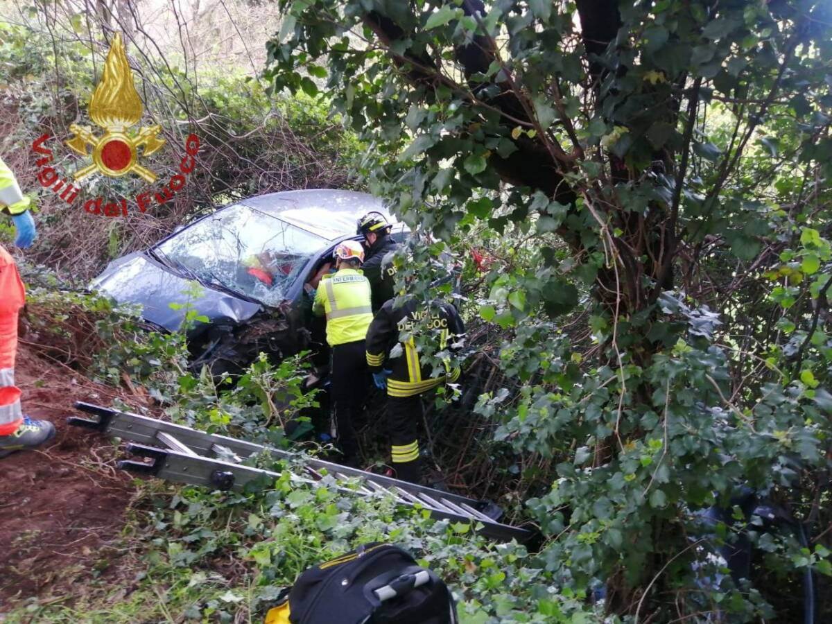 Auto fossato via Caroto Vigili del Fuoco
