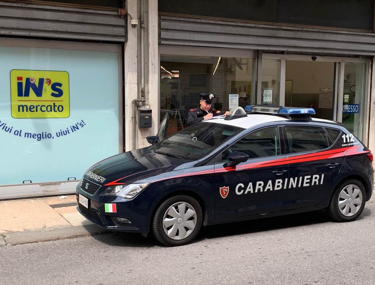 Carabinieri supermercato Veronetta tentata rapina con coltello