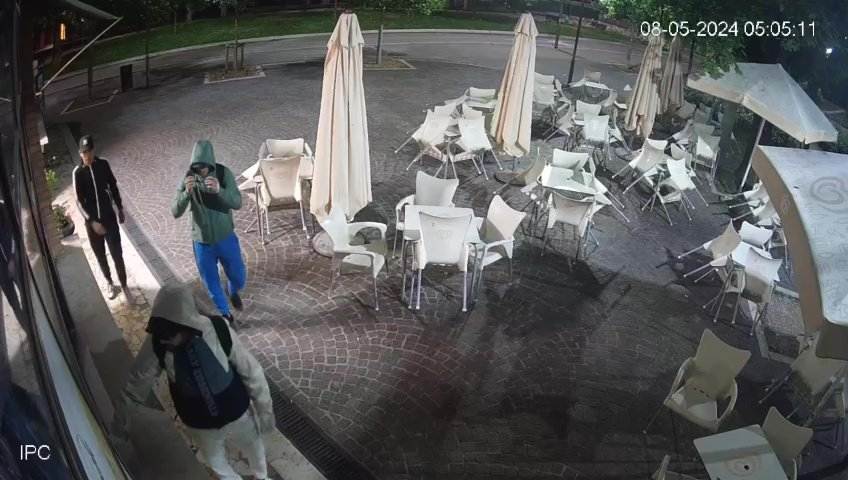 Le immagini dalla videosorveglianza del chiosco di piazza Arsenale