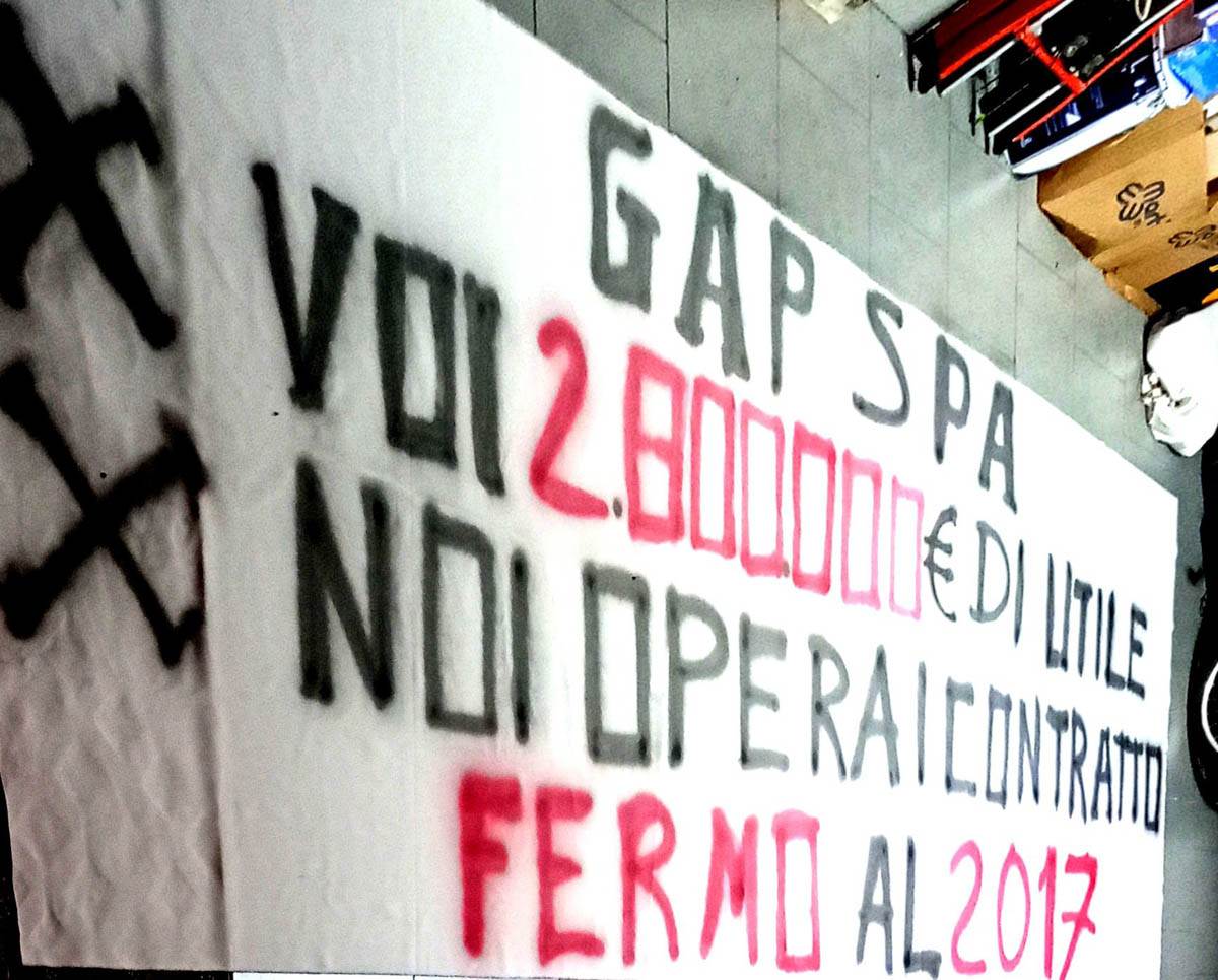 Gap striscione trafugato