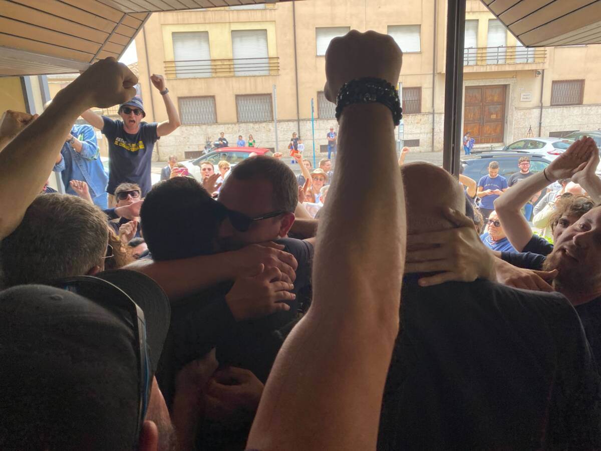 Sergio Pellissier festeggia con i tifosi della Clivense per l'acquisizione dei marchi A.C. Chievo Verona