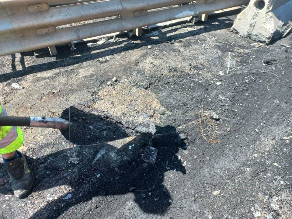 La sistemazione dell'asfalto sulla SR 11 sul luogo dell'incidente