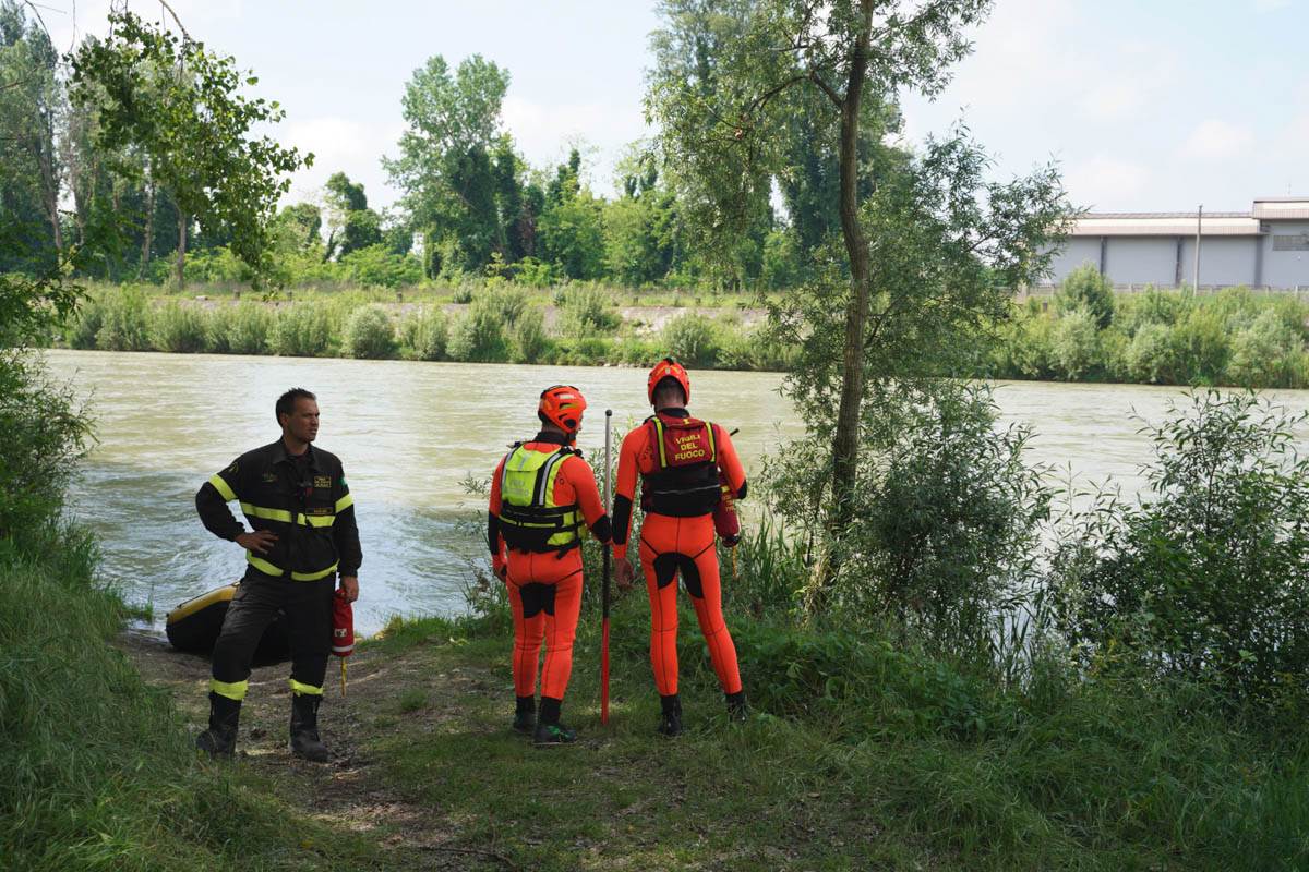 Ricerche uomo in Adige vigili del fuoco
