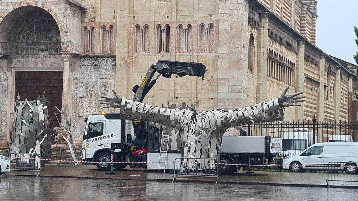 Le prime fasi di montaggio della statua di Cristo a San Zeno