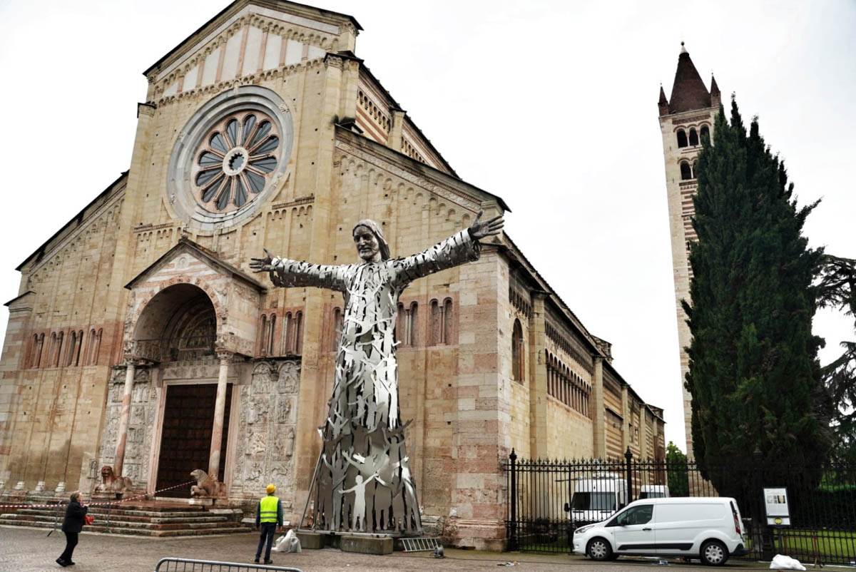 Statua Cristo a San Zeno per accogliere a Verona Papa Francesco