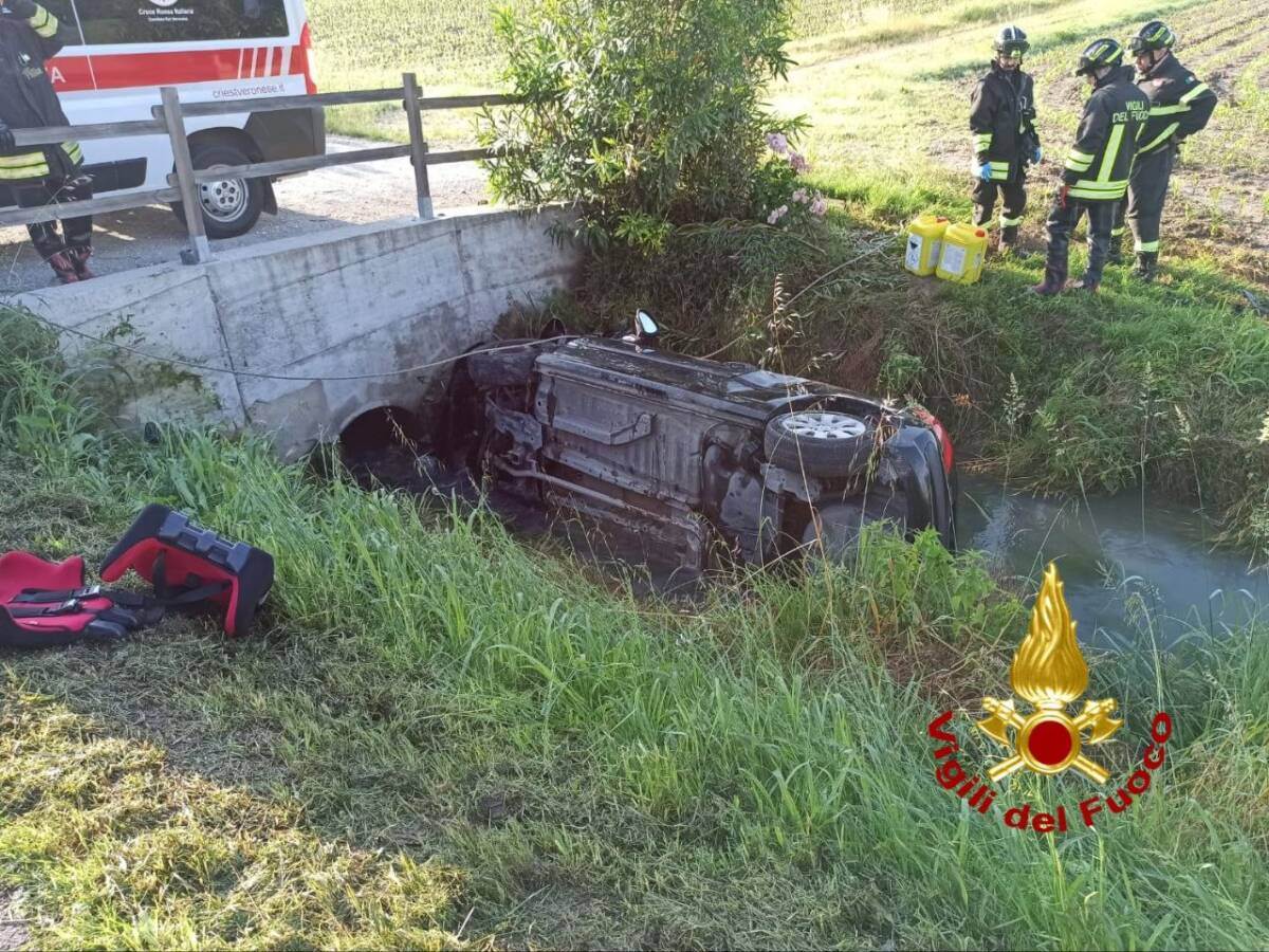 incidente belfiore auto fossato vigili del fuoco