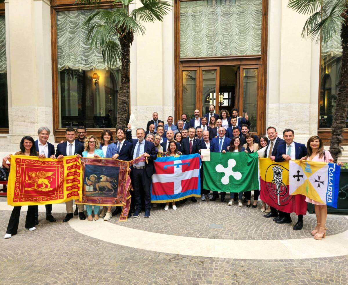 Parlamentari ed esponenti della Lega festeggiano il voto sul DDL Autonomia