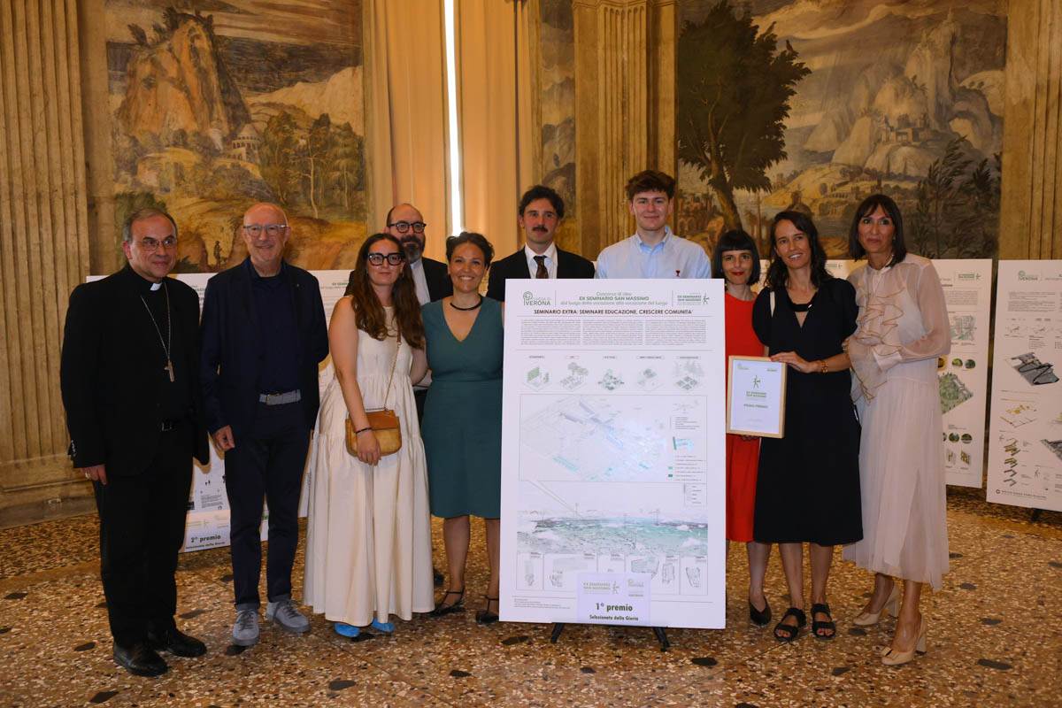 Concorso idee San Massimo - primi classificati con vescovo Pompili - Veronesi - Don Albertini_