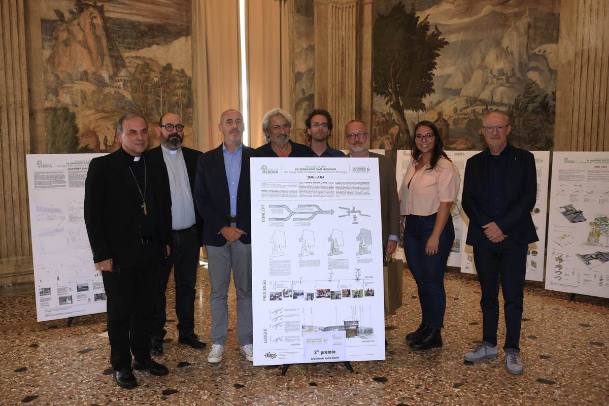 Terzi classificati con vescovo Pompili, Veronesi e Don Albertini