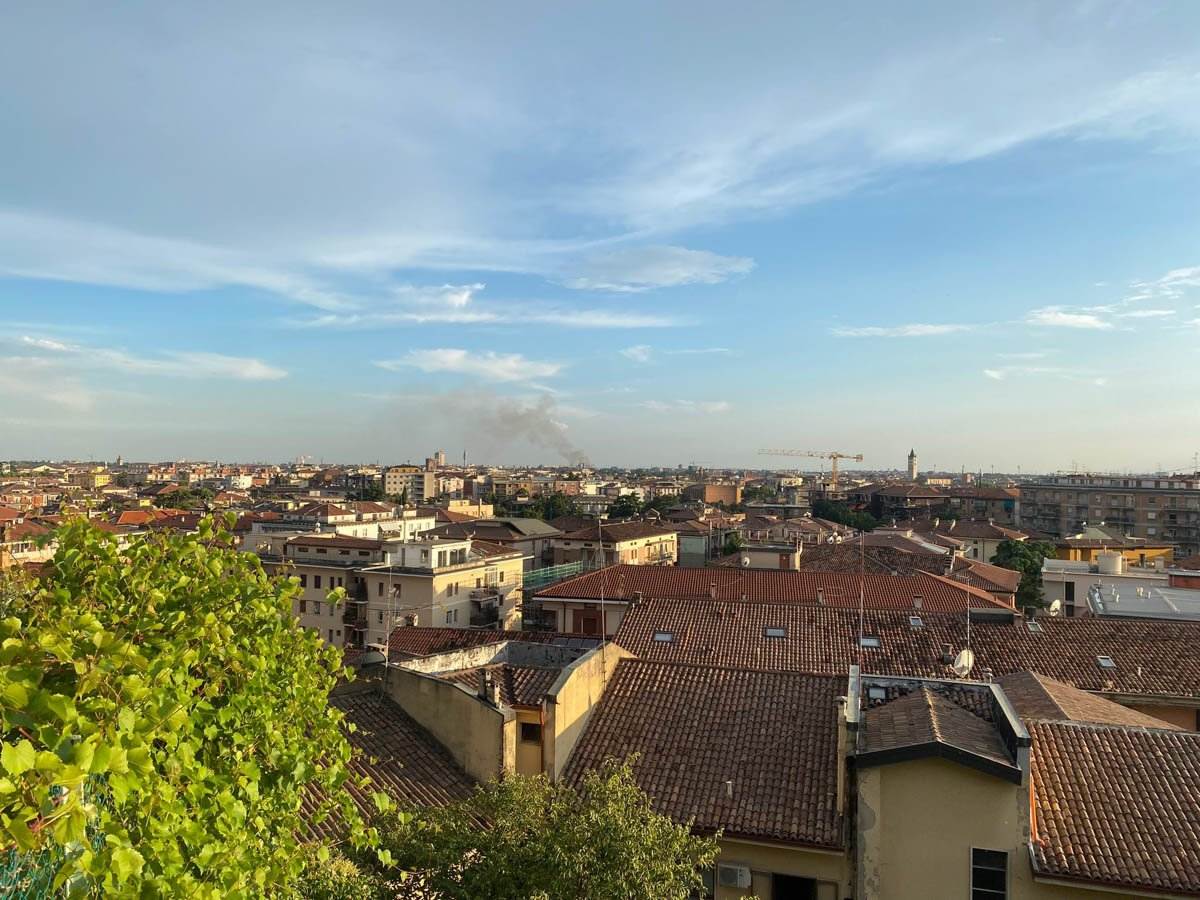 La colonna di fumo dell'esplosione in Zai vista da Borgo Trento